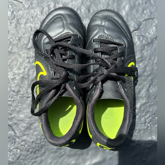 Nike Tiempo Kids Black Neon Yellow Soccer Cleats US 2Y - Picture 6 of 8